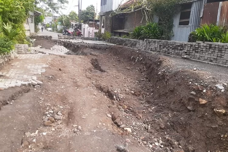 Jalan di Sendangguwo Semarang yang amblas karena hujan deras.  (Istimewa)