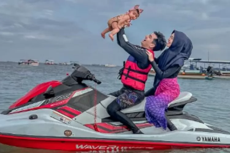 Ria Ricis dan teuku Ryan mengajak Moana naik jetski (Instagram Ria Ricis)