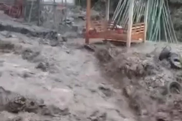 Banjir Bandang terjang objek wisata Kalilasek Limbangan Rabu 4 Januari 2023 sore.  (Edi Prayitno/ kontributor Kendal)