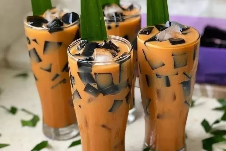 Resep minuman praktis yang bisa dibuat di rumah, es cincau thai tea yang menyegarkan (Instagram @menu_resep_harian)