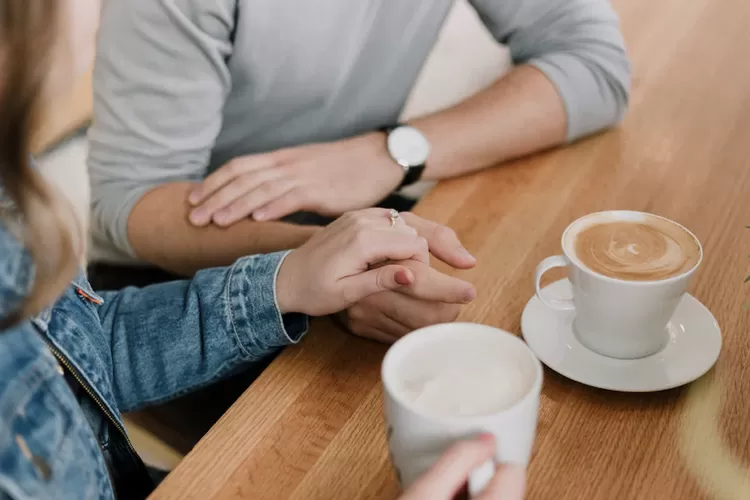 Ilustrasi cara agar pria merasa dihargai (Unsplash/Priscilla Du Preez)