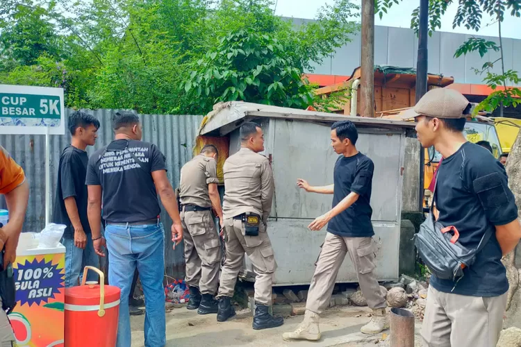 Satpol PP Padang Tertibkan Lima Lapak yang Berdiri di Fasum Kawasan Simpang Haru