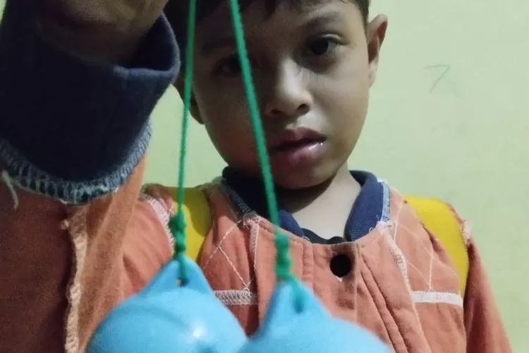 Seorang anak menunjukkan mainan viral Lato Lato (Rahajeng Pramesi)