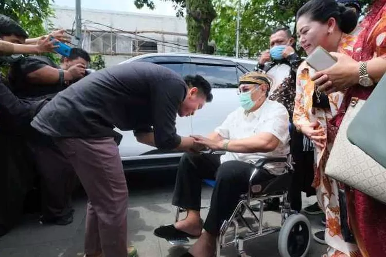 Wali Kota Solo Gibran Rakabuming Raka menyalami Raja Keraton Surakarta PB XIII saat tiba di Loji Gandrung (Endang Kusumastuti)