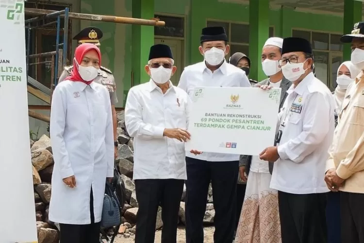 Wapres KH Ma'ruf Amin ( kedua dari kiri) didampingi Ketua Baznas RI KH Achmad Noor  menyerahkan bantuan untuk  renovasi pesantren terdampak gempa di Cianjur, Rabu (4/1/2023).