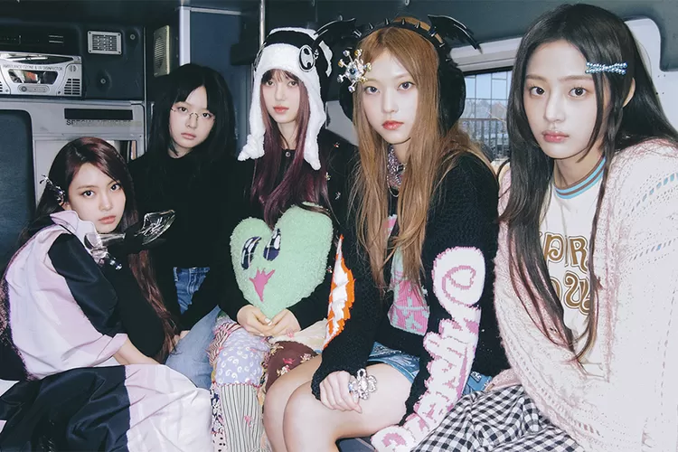 NewJeans lampaui penjualan album debut mereka dengan OMG (Soompi)