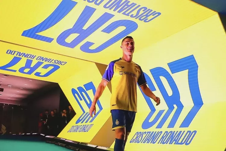 Cristiano Ronaldo saat diperkenalkan ke supporter Al Nassr (Instagram/@alnassr_fc)