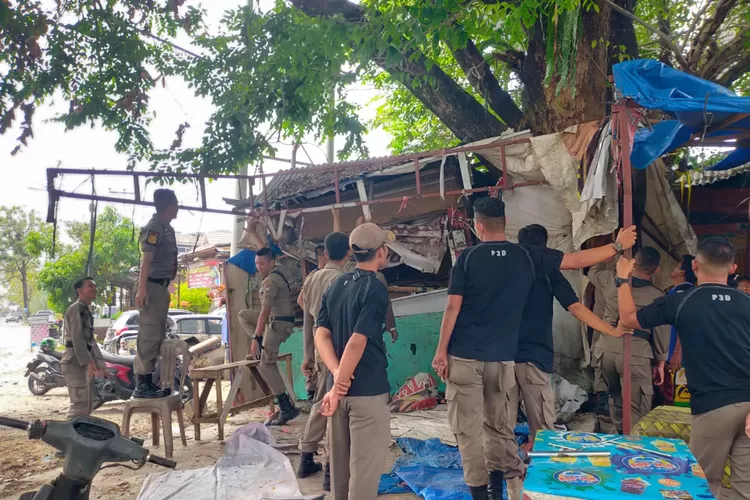 Berdiri di Atas Fasilitas Umum, Lima Lapak Pedagang Dibongkar Satpol PP Kota Padang