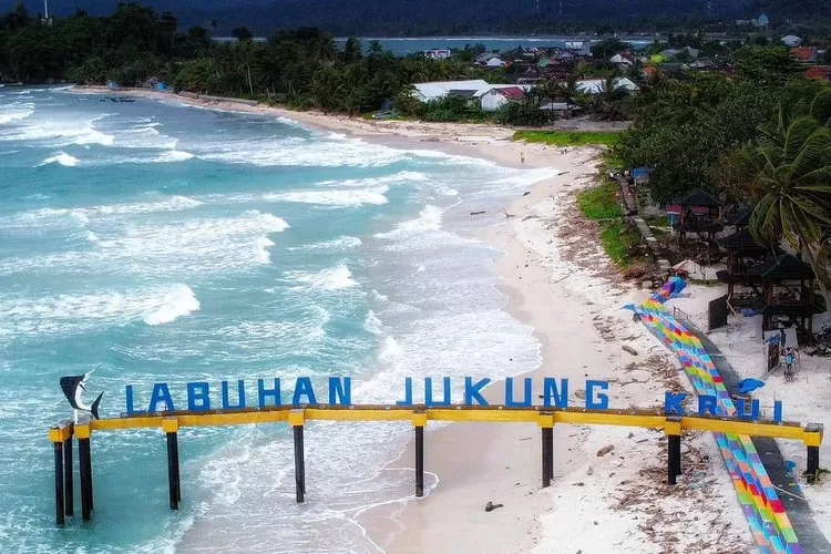 Pantai Labuhan Jukung, destinasi wisata di Kabupaten Pesisir Barat Lampung (Instagram @selampung)