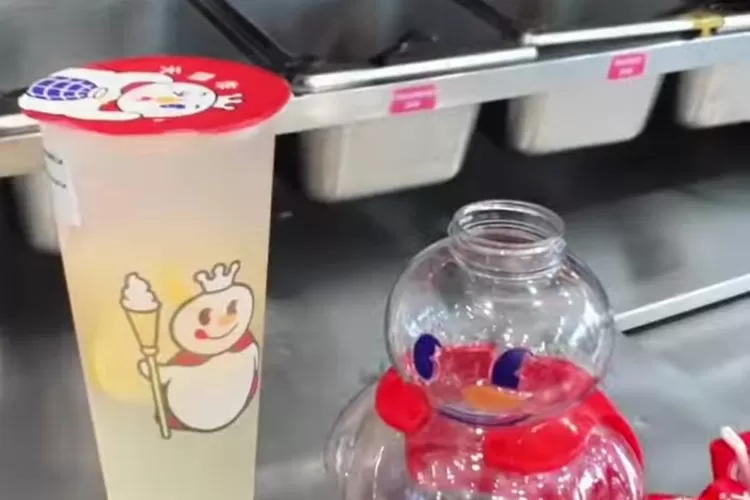 Foto minuman dan botol Mixue. (Instagram @mixueindonesia)