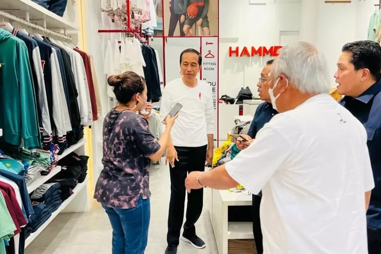 Presiden Jokowi berbelanja di Hammer di mal Pekanbaru, Riau (4/1/2023) (presidenri.go.id)