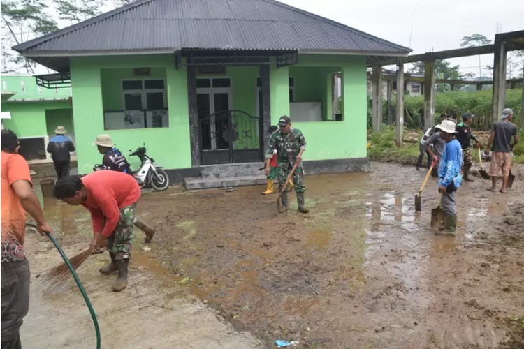 Personel Gabungan Bantu Warga Bersihkan Rumah Penduduk Yang Rusak ...