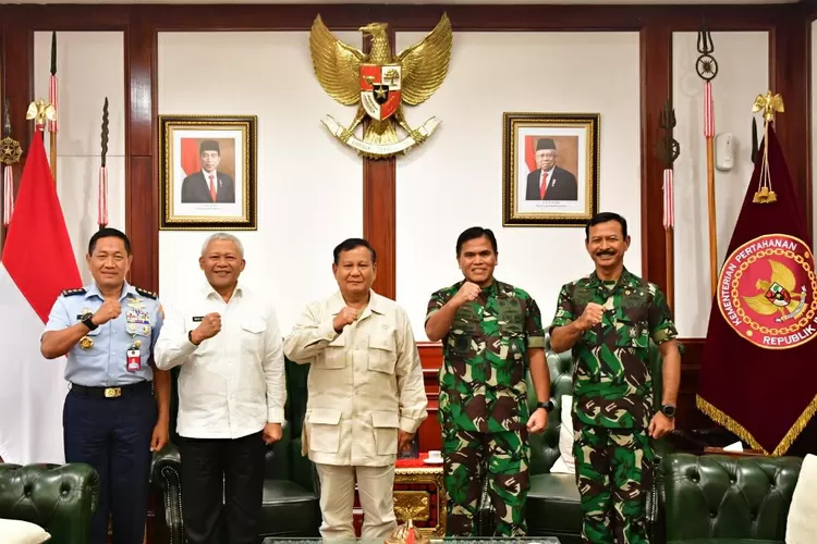 Menteri Pertahanan RI, Jenderal ( Purn.) Prabowo Subianto saat menerima kunjungan kehormatan Kepala Staf Angkatan Laut (KASAL) baru, Laksamana TNI Muhammad Ali, SE, MM, M.Tr.Opsla, di Kantor Kementerian Pertahanan, Jakarta