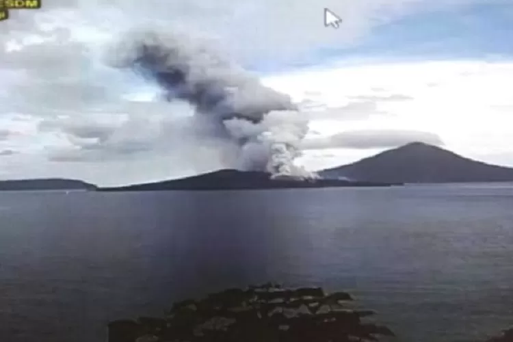 Aktivitas Erupsi Gunung Anak Krakatau Meningkat, Kini Kolom Letusan Sampai 3000 Meter Diatas Puncak