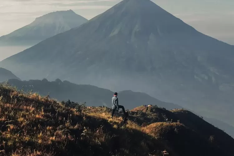 Potret saat mendaki Gunung Prau, wisata alam dengan keindahan paripurna yang ada di Jawa Tengah (Instagram @prau_mountain)