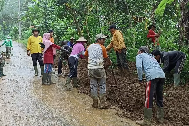 Warga gotong royong membersihkan material longsoran yang menutup jalan desa. (edi prayitno/ kontributor Kendal)