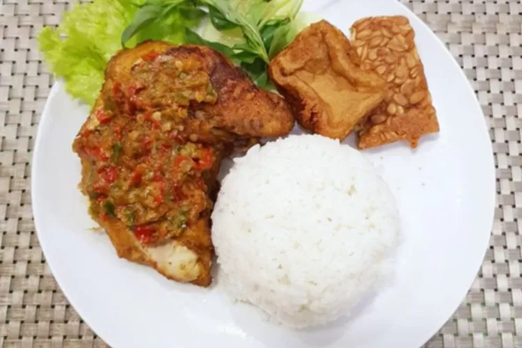 Resep ayam penyet simpel dan enak untuk di santap khas lamongan. - Koran  Saku