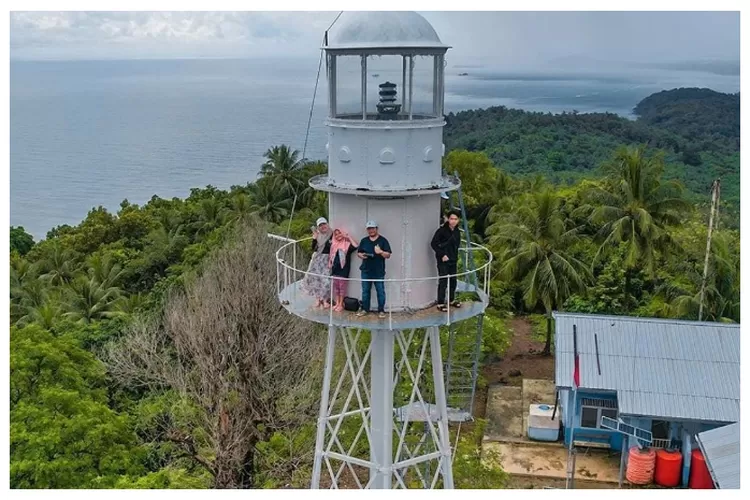 Destinasi wisata menara mercusuar Pantai Tanjung Kunyit di Kalimantan Selatan (Instagram @wisatakalimantan_official)