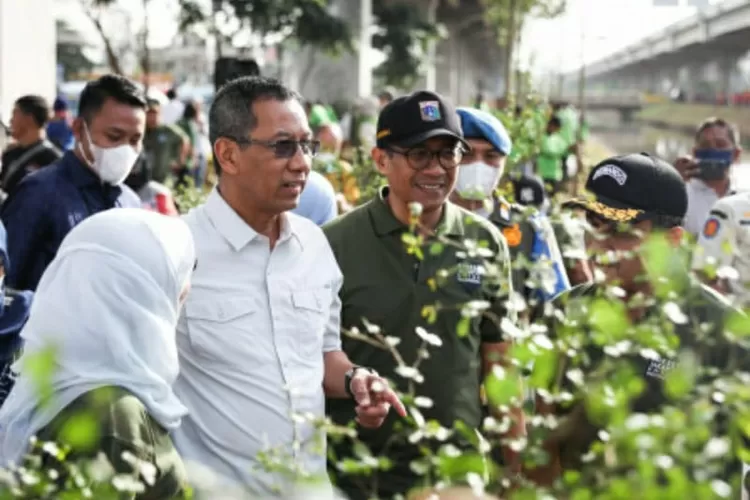 Pj Gubernur DKI Jakarta Heru Budi Hartono bersama jajaran menanam pohon di pinggilan Kalimalang, Duret Sawit, Jakarta Timur, Jumat (6/1/2023).