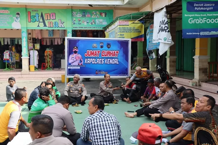 Jumat curhat bersama pengemudi ojol, tukang becak dan warga di seputaran alun-alun Kendal Jumat 6 Januari 2023. (Edi Prayitno/ kontributor Kendal)