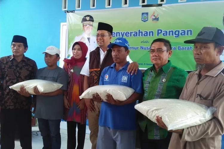 Masyarakat nelayan terdampak anomali cuaca di Lombok Barat terima bantuan cadangan pangan dari Gubernur NTB. (Suara Karya/Hernawardi)