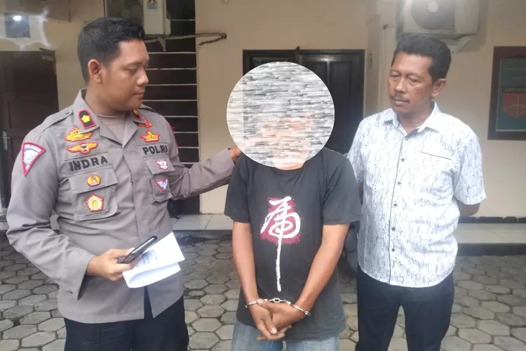 Kapolsek Semarang Selatan Kompol Indra Jaya menangkap maling besi Agung Budiono (tengah). ( (Ayosemarang.com/ Audrian Firhannusa))