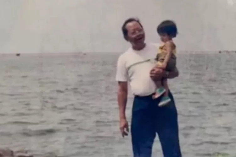 Foto kenangan ayah Tiko yang kini diketahui keberadaannya usai meninggalkan Ibu Eni puluhan tahun. (Instagram/ @insta_julid)
