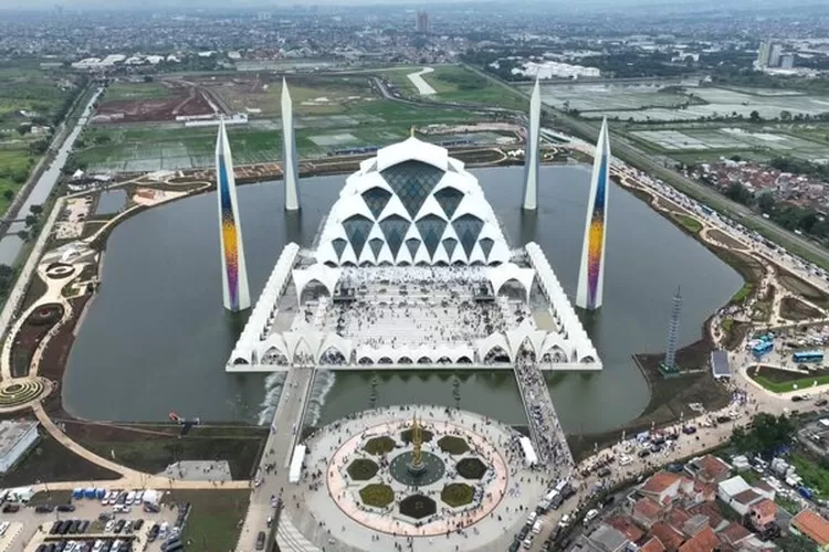 Ridwan Kamil meresmikan Masjid Raya Al Jabbar, Gedebage Kota Bandung, Jawa Barat, Jumat, 30 Desember 2022.