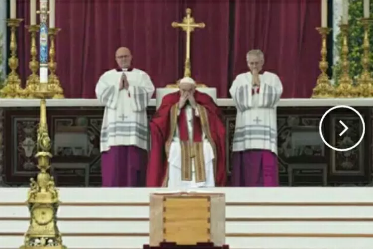 Benediktus XVI Dimakamkan di Makam Bawah Lantai Utama Basilika St Petrus. (Tsngkapan layar AP)