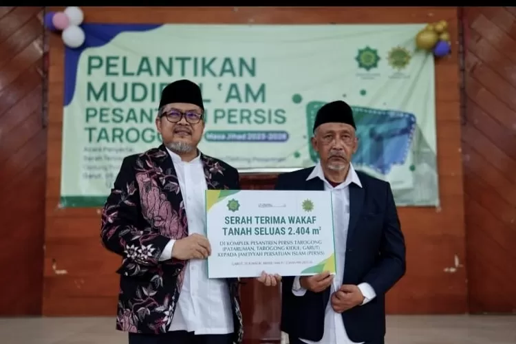 Mudir Am Pesantren Persatuan Islam Tarogomg, Garut KH. Muhammad Iqbal Santoso didampingi Ketua Umum PERSIS r. KH. Jeje Zaenudin memperlihatkan ikrar wakaf - Foto: istimewa 
