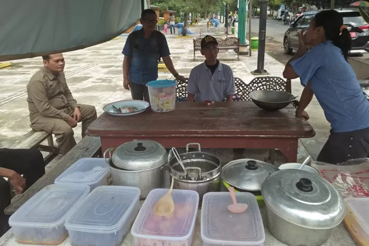 Kepala Satpol PP Kabupaten Batang M Fatoni bersama Kepala Dinas Perumahan dan kawasan Pemukiman (DPRKP) Eko Widianto, saat memberikan peringatan kepada PKL di Jalan dr Sutomo Kecamatan Batang, Jumat 6 Januari 2023.  (Muslihun/Kontributor Batang)