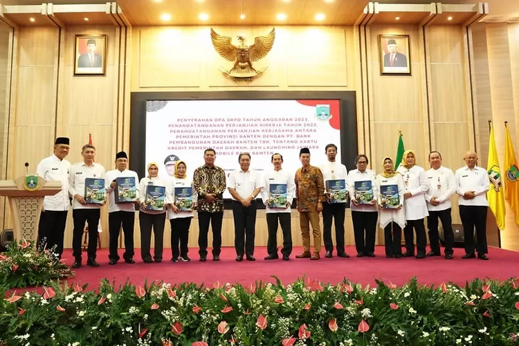 Pj Gubernur Banten Al Muktabar saat menyerahkan DPA tahun 2023 kepada para kepala OPD (foto: Humas BPKAD Banten)