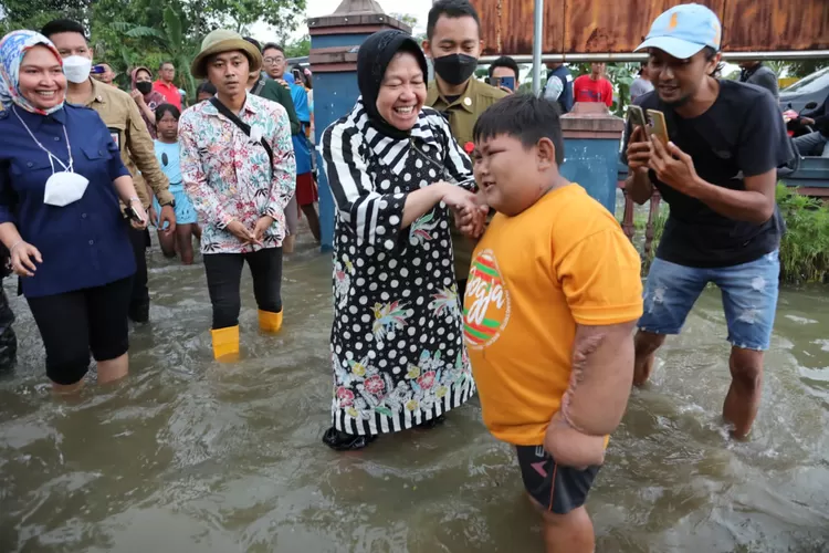 Mensos Tri Rismaharini menyapa seorang anak, saat meninjau banjir di Pati, Jawa Tengah. 
