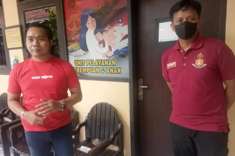 Kasatreskrim Polres Batang AKP Yorisa Prabowo bersama anggota usai mendata aduan pelaporan korban pelecahan seksual. (Foto: Muslihun/kontributor Batang) (Muslihun/kontributor Batang)