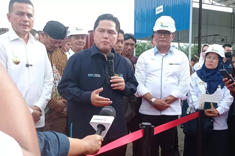 menteri BUMN Erick Tohir meninjau pabrik minyak makan merah pertama di Indonesia yang dibangun oleh PTPN 2 di Deliserdang, Sumut.