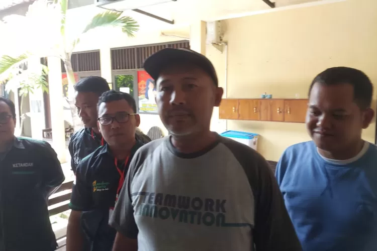 Ketua LSM DPC Trinusa Kabupaten Batang, Dimas Adi Pamungkas bersama jajaran pengurus &nbsp;mendamping para korban di Polres Batang, Sabtu 7 Januari 2023. (Muslihun/kontributor Batang)