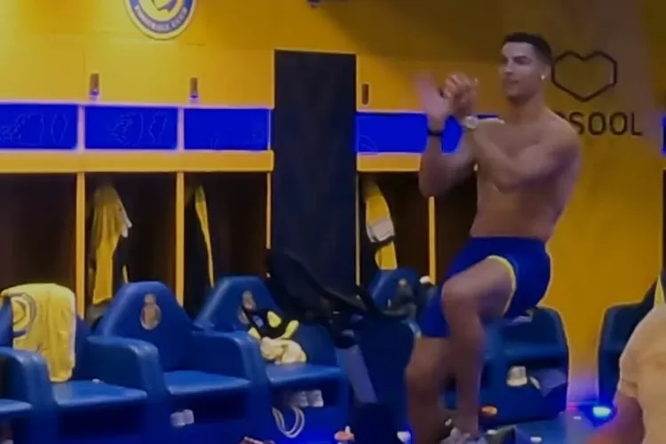 Cristiano Ronaldo hadir di ruang ganti pemain Al-Nassr dan terlihat bahagia ketika Al-Nassr mencetak gol. ( Tangkap layar instastory instagram @alnassr_fc)