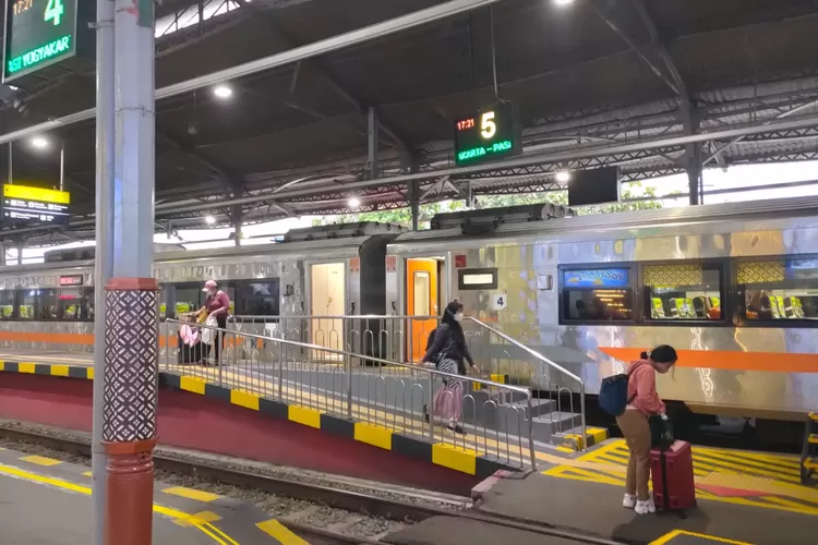 Sejumlah penumpang turun dari kereta saat tiba di Stasiun Tugu Yogyakarta. (humas daop 6 Yogyakarta)