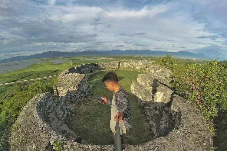 Benteng Otanaha, salah satu rekomendasi destinasi wisata di Gorontalo (Instagram @papra27)