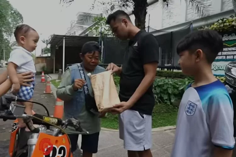 Raffi Ahmad membantu Adul dengan membeli sepeda motor trail mini tanpa hitung-hitungan. 