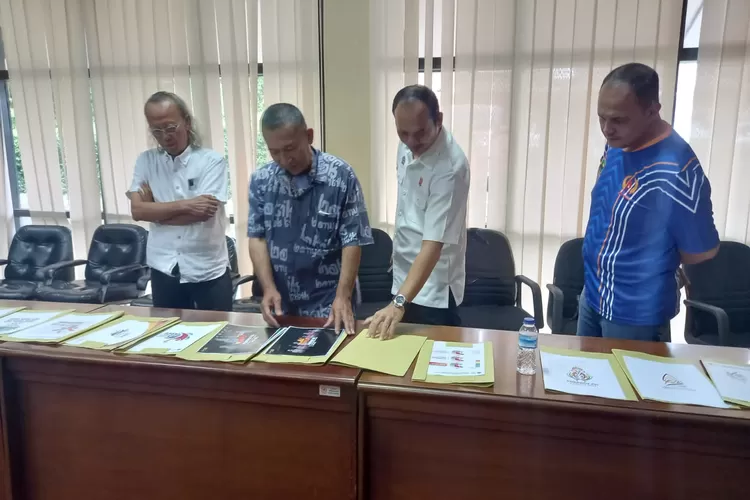Tim penilai KONI Jateng saat menentukan nominasi juara lomba design logo dan maskot Porprov 2023.  ((Koni Jateng))
