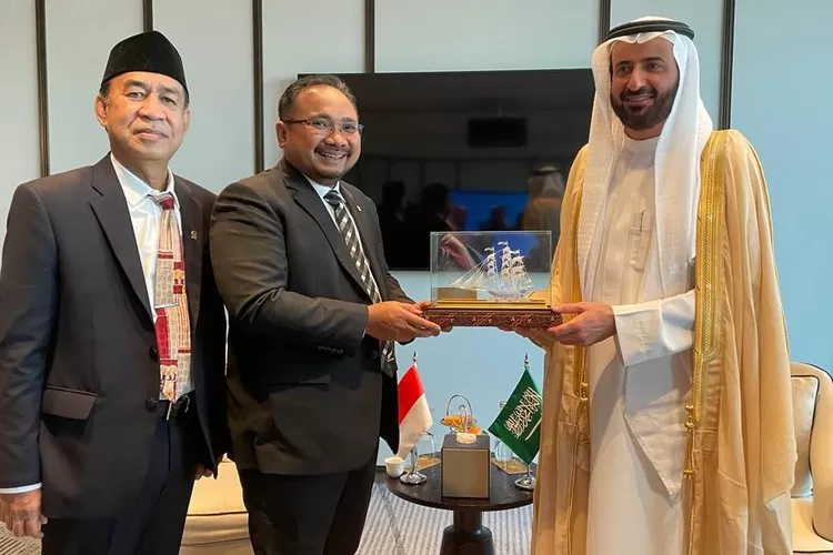 Menag RI Yaqut Cholil Qoumas bersama Menteri Haji dan Umrah Arab Saudi Tawfiq F Al Rabiah di Jeddah, Ahad (8/1/2023). Keduanya menandatangani kesepakatan kuota jemaah haji Indonesia tahun 2023. 