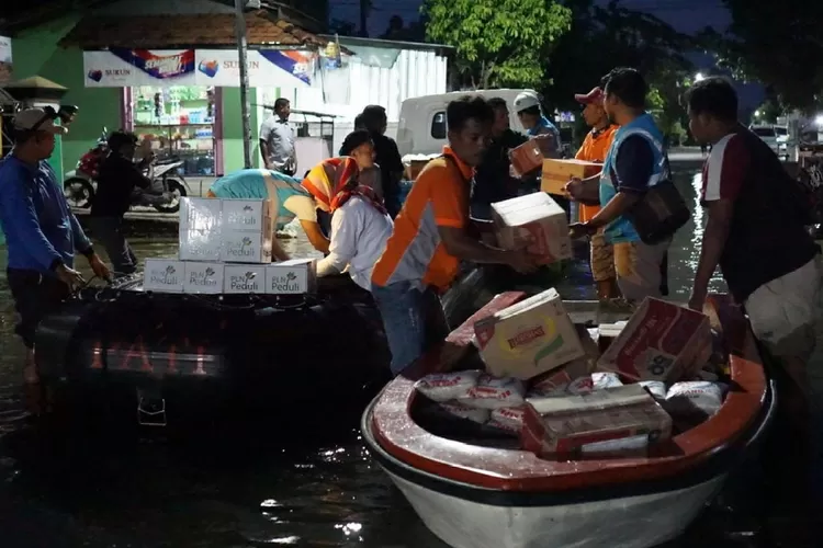 PLN menyalurkan bantuan sembako untuk memenuhi kebutuhan darurat masyarakat di lokasi terdampak banjir di Jawa Tengah antara lain Kota Semarang, Kendal,  Juwana, Pati, Rembang, Kudus, Pekalongan serta Kabupaten Demak.  (Foto: Humas PLN)