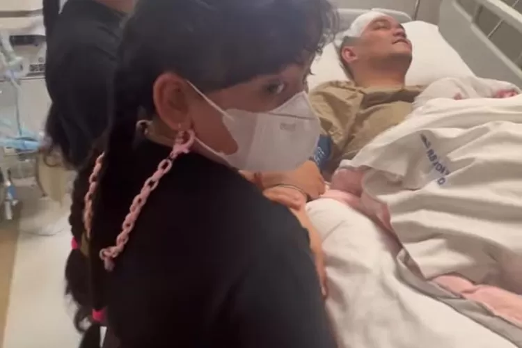 Indra Bekti disamping anak pertama dan kedua, tetapi Indra Bekti lebih mengenal anak ketiganya. ( instagram @dhila_bekti )