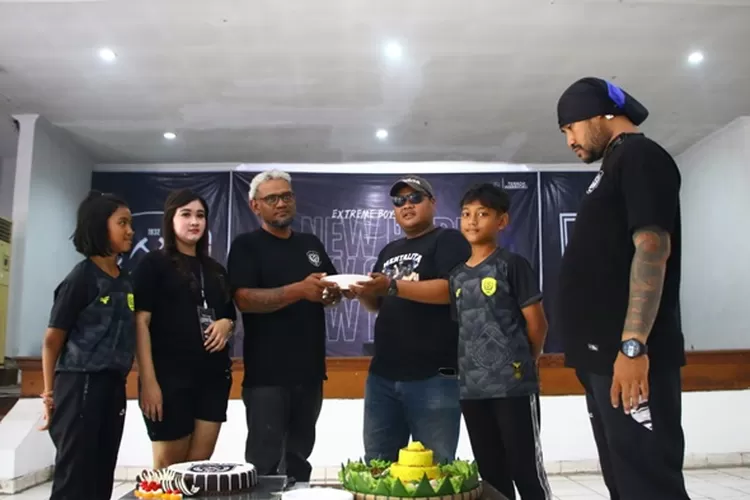 Extreme Boys saat mendeklarasikan diri di Gedung Gris Pedurungan. Suporter baru PSIS Semarang ini siap dukung 2X45 menit.  (Ayosemarang.com/ Audrian Firhannusa)