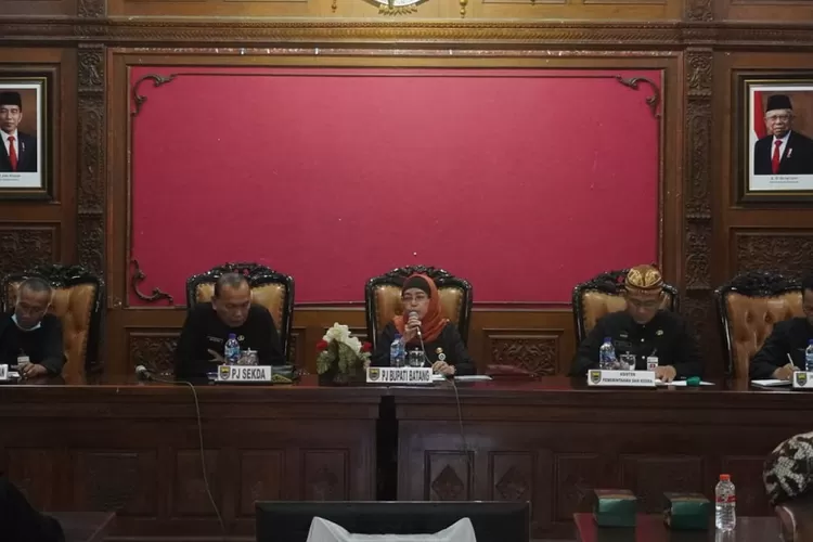 Rapat koordinasi komitmen bersama Kepala Organisasi Perangkat Daerah (OPD) persiapan penyusunan LPPD tahun 2023 di Aula Bupati, Kabupaten Batang, Senin (9/1/2023). FOTO: DOK