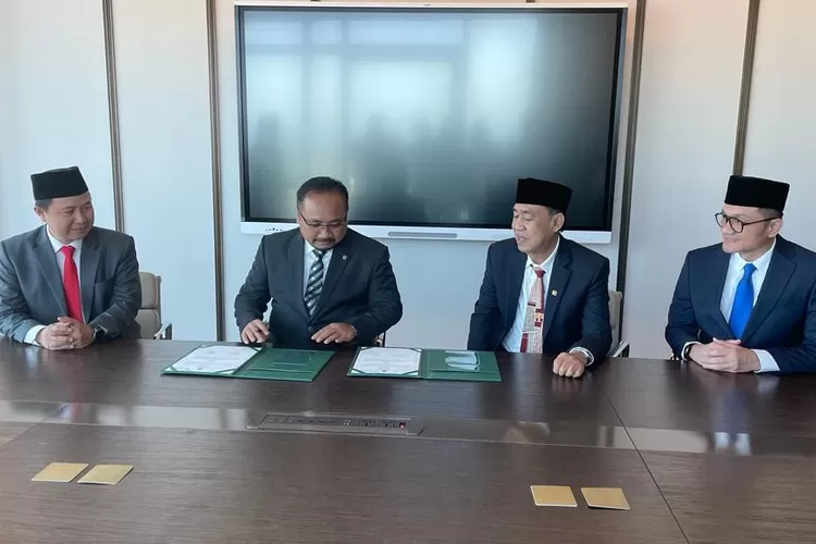 Menteri Agama Yaqut Cholil saat meneken kesepakatan dengan Menteri Haji Saudi Arabia Tawfiq F Ar Rabiah terkait jumlah kuota haji 2023 dan penambahan kuota haji, di Jeddah (Humas Kemenag RI)