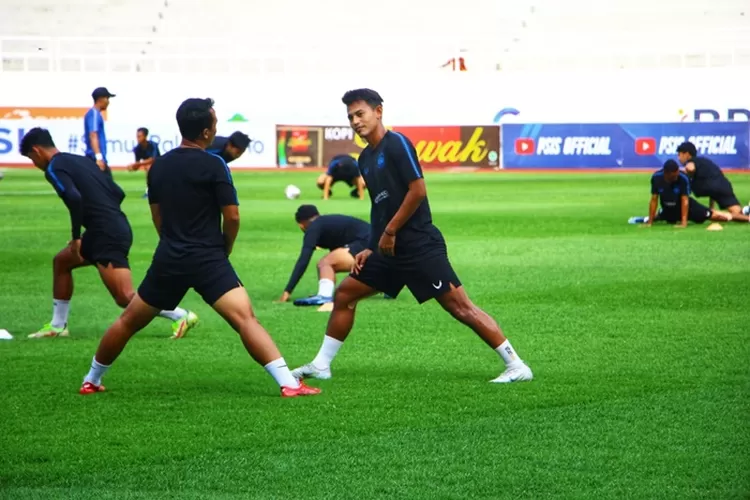 Hari Nur Yulianto dan Guntur Triaji saat menjalani official training di Stadion Jatidiri.  (Ayosemarang.com/ Audrian Firhannusa)