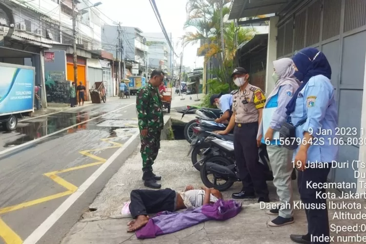 Bantu Geladangan Tak Berdaya Bhabinkantibmas dan Apresiasi Polsek (Pmj News)