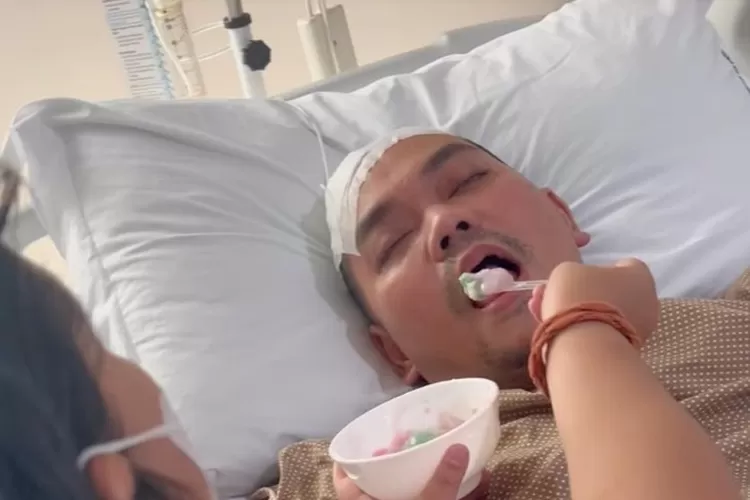 Sambil tutup mata Indra Bekti saat disuapi anak karena masih buram (Instagram)